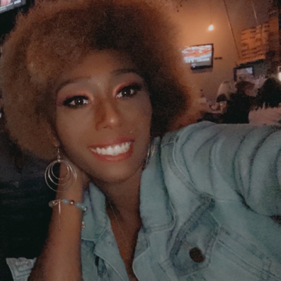 Meet your Posher, Karma Mora - Picture 4 of 8